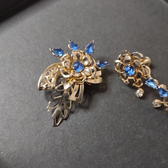 Vintage Blue Rhinestone Flower Brooch And Screw Back Earring Set - Picture 12 of 15